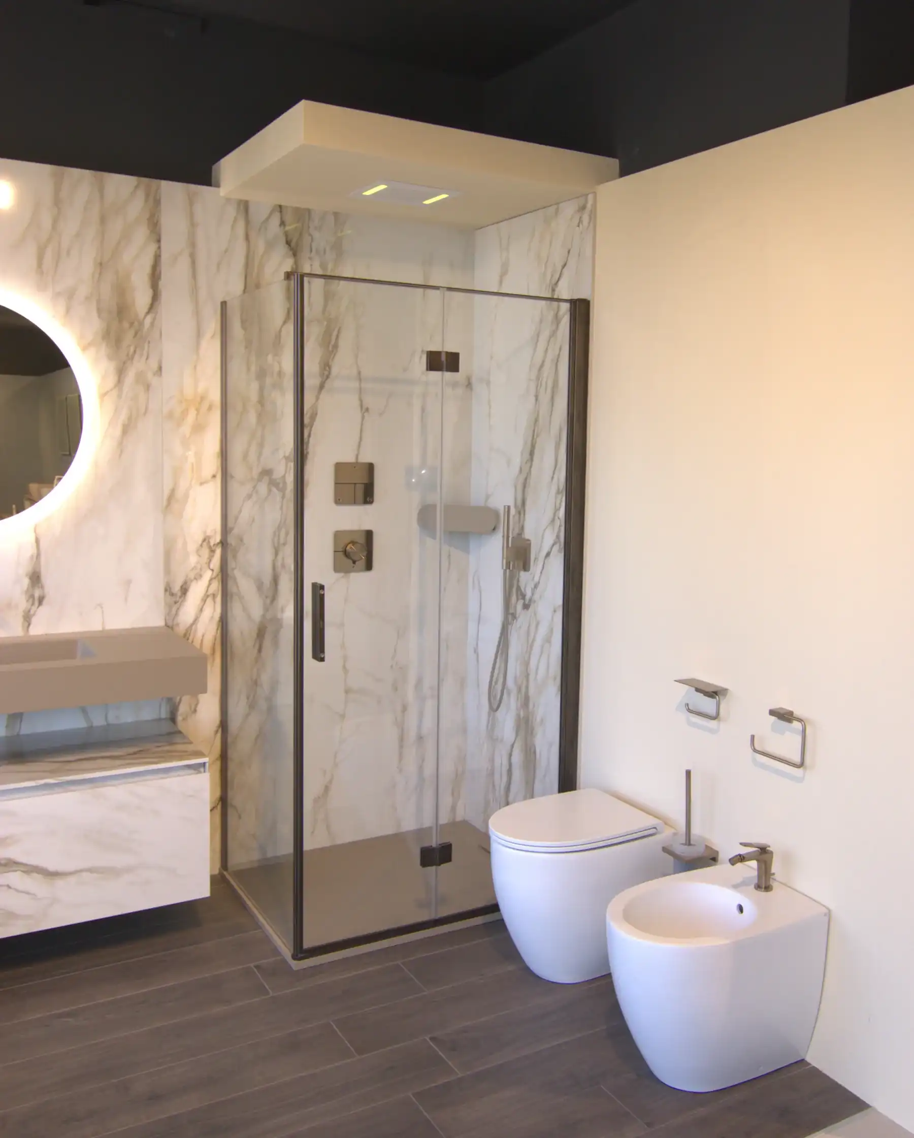 Bagno con doccia walk-in e lavabo sospeso in esposizione da Aquaforma