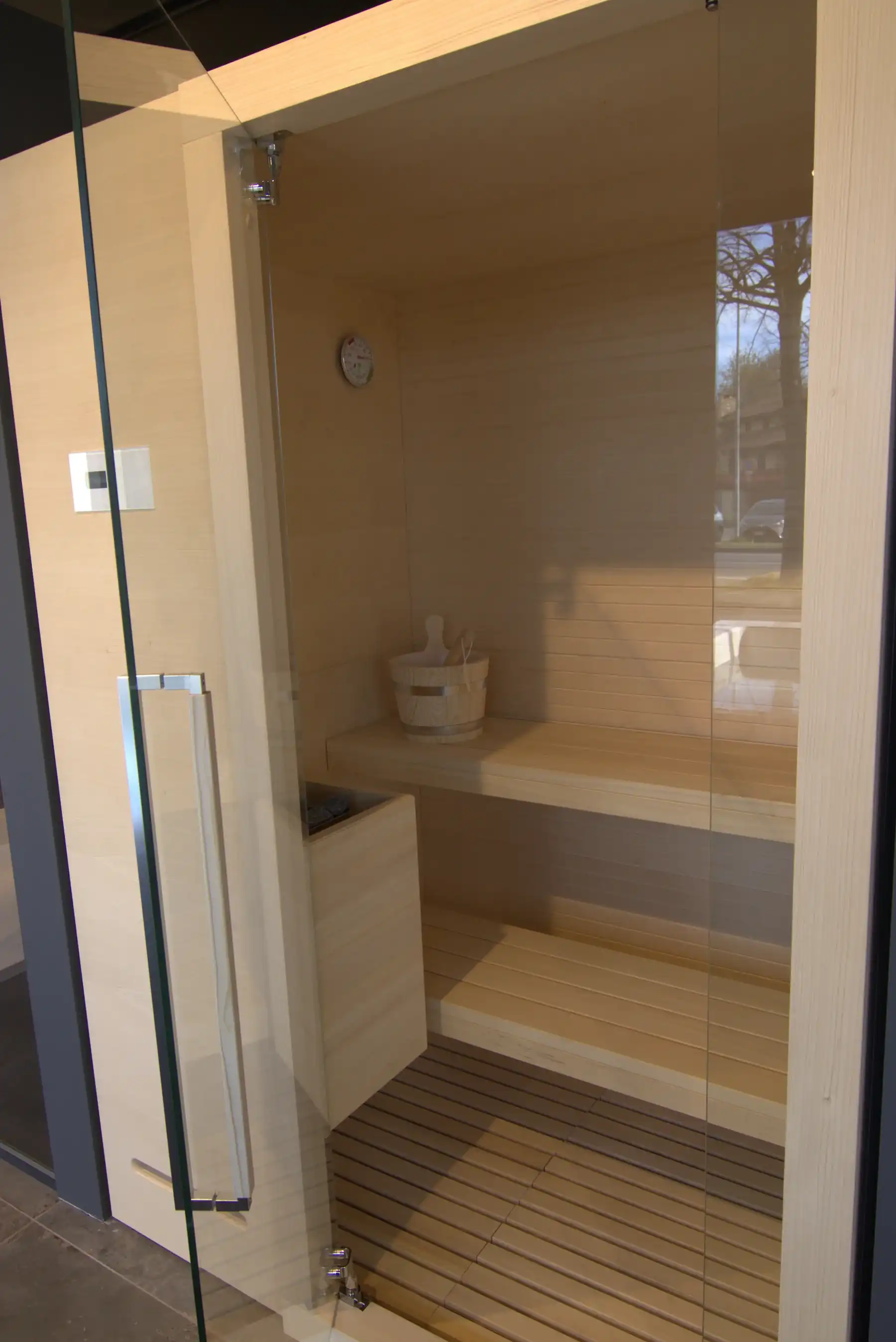 Sauna finlandese in abete chiaro in esposizione da Aquaforma